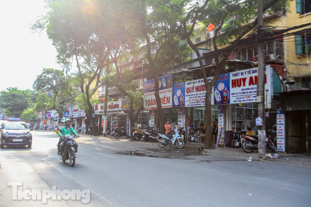 Phố thuốc lớn nhất Hà Nội thưa vắng trước lệnh đeo khẩu trang nơi công cộng - Ảnh 1.