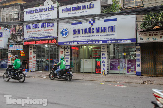 Phố thuốc lớn nhất Hà Nội thưa vắng trước lệnh đeo khẩu trang nơi công cộng - Ảnh 2.