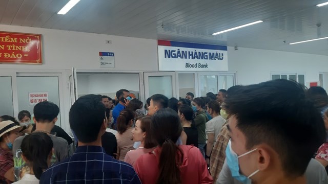Vụ tai nạn thảm khốc ở Quảng Bình: Hàng trăm đoàn viên thanh niên xếp hàng chờ hiến máu - Ảnh 1.