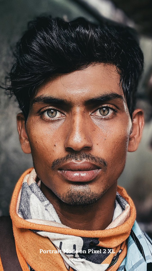 Thợ xây Ấn Độ bất ngờ nổi như cồn nhờ đôi mắt đẹp và thần thái như siêu mẫu - Ảnh 1.