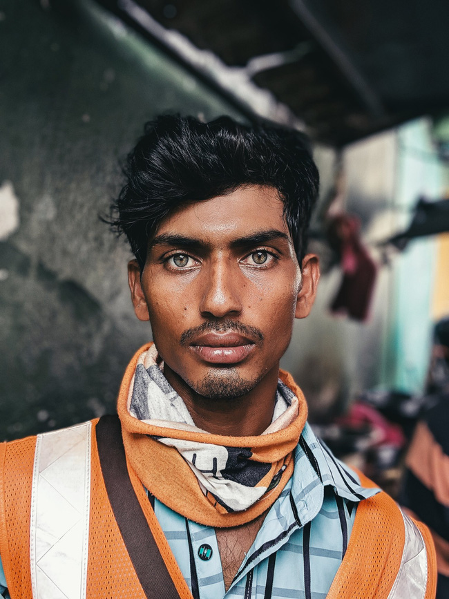 Thợ xây Ấn Độ bất ngờ nổi như cồn nhờ đôi mắt đẹp và thần thái như siêu mẫu - Ảnh 2.