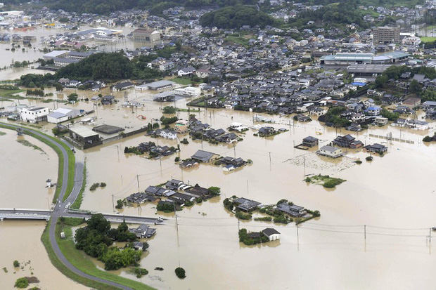 Nhật Bản lại oằn mình chống chọi với đợt mưa lũ mới - Ảnh 1.