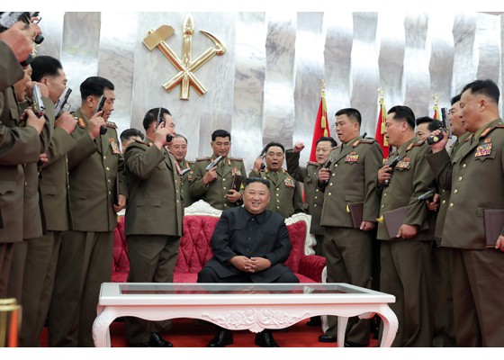 Ông Kim Jong-un  tặng súng lục cho chỉ huy quân đội - Ảnh 3.