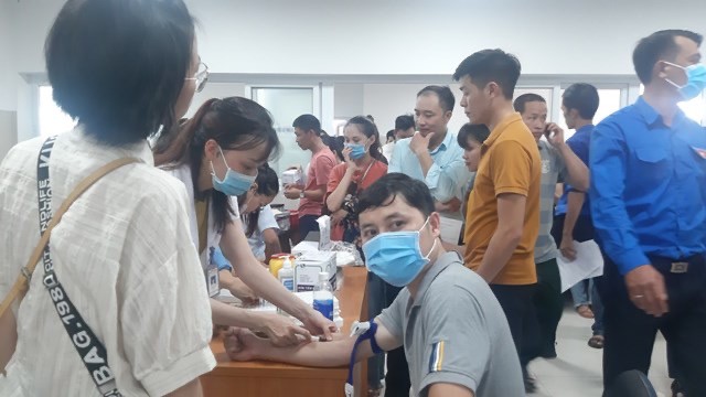 Vụ tai nạn thảm khốc ở Quảng Bình: Hàng trăm đoàn viên thanh niên xếp hàng chờ hiến máu - Ảnh 5.