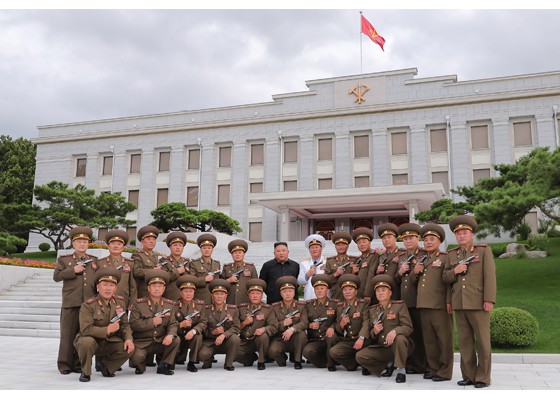 Ông Kim Jong-un  tặng súng lục cho chỉ huy quân đội - Ảnh 5.