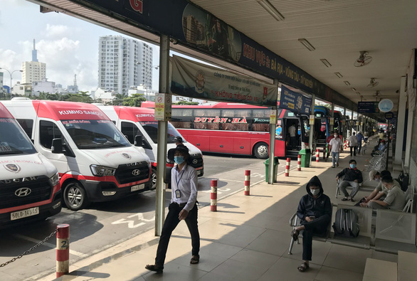 TP HCM dừng toàn bộ xe đến Đà Nẵng, xe đi ngang Đà Nẵng không được đón khách; BN 416 và 418 phải lọc máu liên tục, tiên lượng rất nặng - Ảnh 1.
