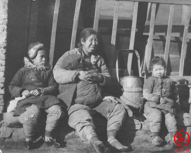 Loạt ảnh cũ của những đứa trẻ cuối thời nhà Thanh: Người sống trong nhung lụa từ bé, kẻ áo rách đói ăn khát uống quanh năm - Ảnh 12.
