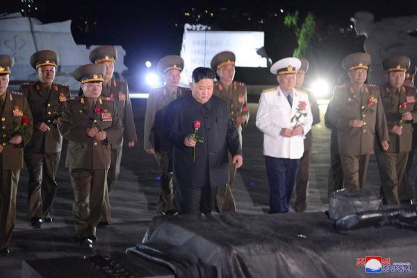 Triều Tiên bắn pháo hoa kỷ niệm Ngày Chiến thắng - Ảnh 7.