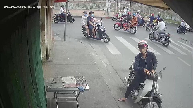 Nam thanh niên dừng xe máy, lao vào vỉa hè bê trộm cái bàn phơi khăn khiến tất cả ngao ngán - Ảnh 1.