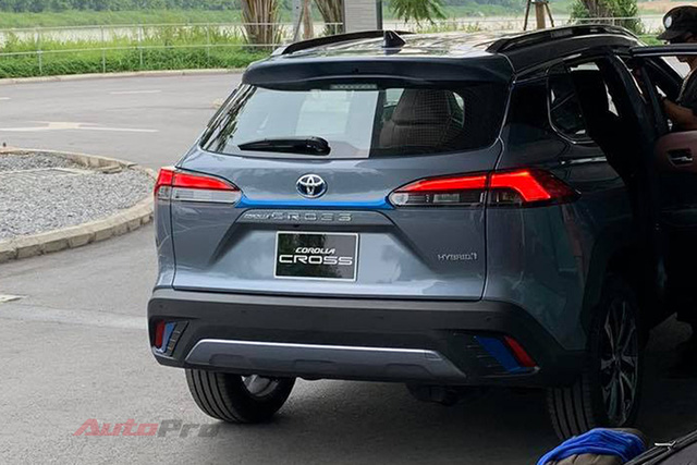 Toyota Corolla Cross lần đầu lộ diện tại Việt Nam: Động cơ Hybrid, xuất hiện chi tiết lạ quanh xe - Ảnh 3.