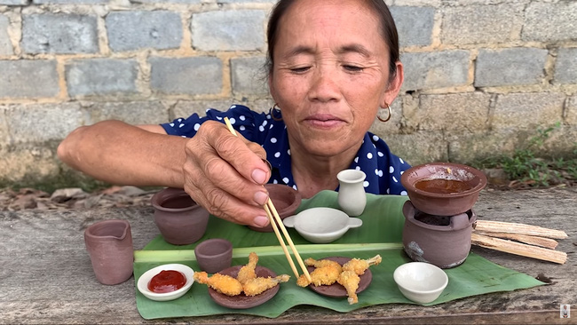 Hết siêu to khổng lồ, bà Tân Vlog bất ngờ chuyển sang làm đồ ăn siêu nhỏ với “căn bếp” kỳ lạ, nấu xong cũng chỉ đủ cho bà thưởng thức một mình - Ảnh 4.