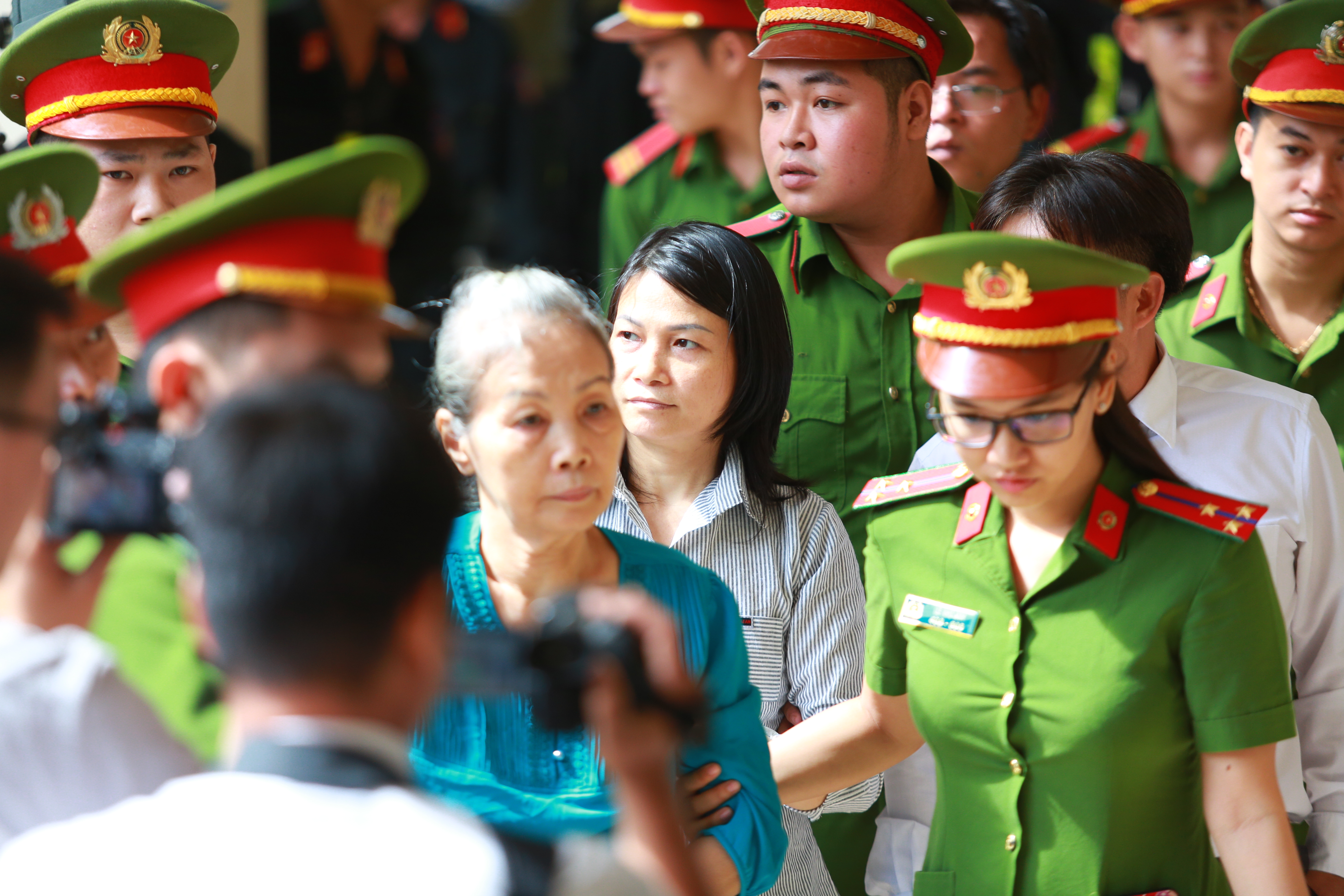 Người thân nữ chủ mưu vụ giết người đổ bê tông khóc nghẹn, chạy với theo xe tù sau khi con gái nhận án tử - Ảnh 5.