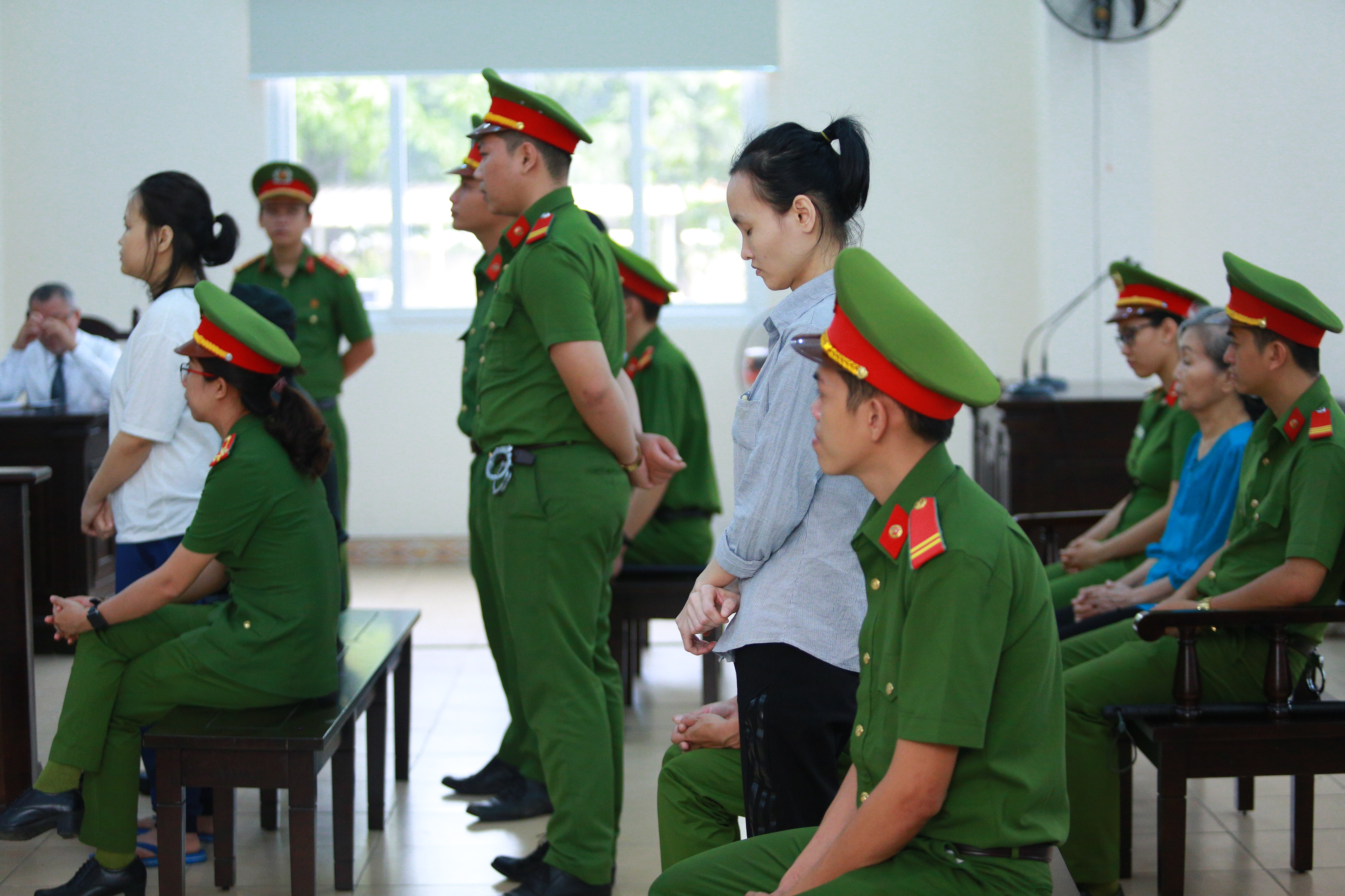 Người thân nữ chủ mưu vụ giết người đổ bê tông khóc nghẹn, chạy với theo xe tù sau khi con gái nhận án tử - Ảnh 9.