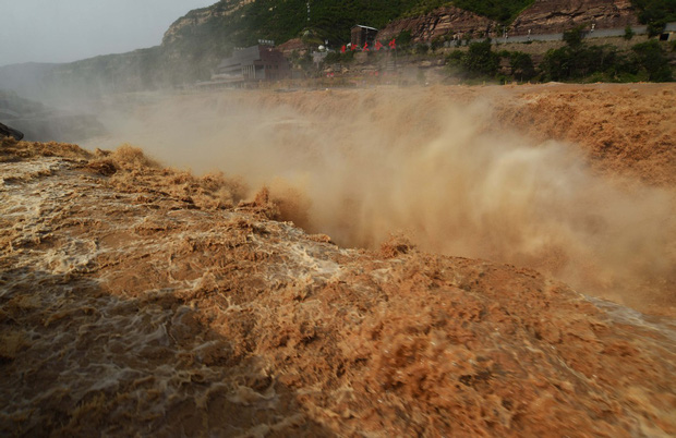 Mùa lũ về cuồn cuộn ở thác nước màu vàng lớn nhất thế giới tại Trung Quốc, du khách kéo nhau đến chụp ảnh lưu niệm - Ảnh 4.