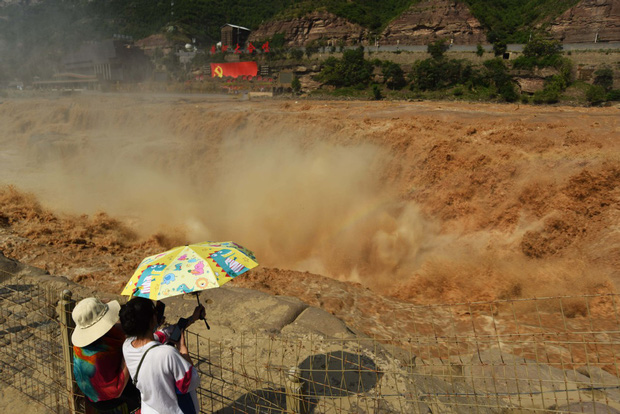 Mùa lũ về cuồn cuộn ở thác nước màu vàng lớn nhất thế giới tại Trung Quốc, du khách kéo nhau đến chụp ảnh lưu niệm - Ảnh 5.