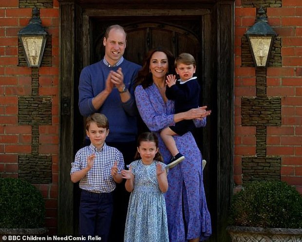 Hoàng tử George đang dần nhận ra thân phận người kế vị tương lai của mình mặc cho Công nương Kate và chồng cố gắng giấu kín con trai - Ảnh 3.