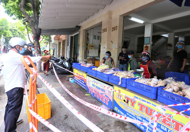 Chùm ảnh: Tất cả hàng quán ở Đà Nẵng chính thức đóng cửa, ngưng cả bán mang về từ 13 giờ chiều nay - Ảnh 9.