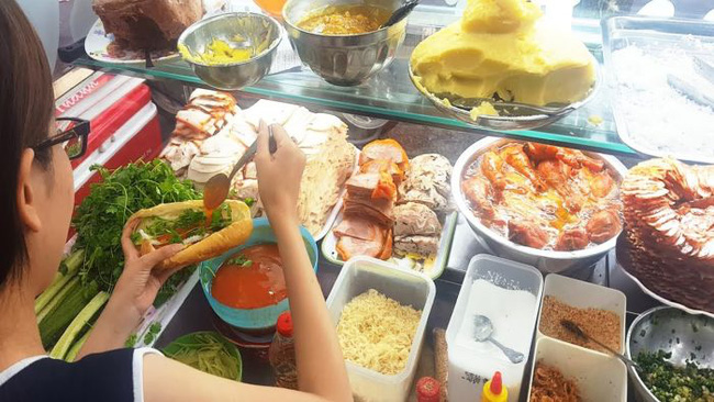 Ông bố lật lọng của năm: Mua bánh mì cho cả nhà lại nói mình con gái ăn 3 cái, nhưng loạt tình tiết bêu xấu phía sau mới khiến khổ chủ khóc ròng - Ảnh 1.