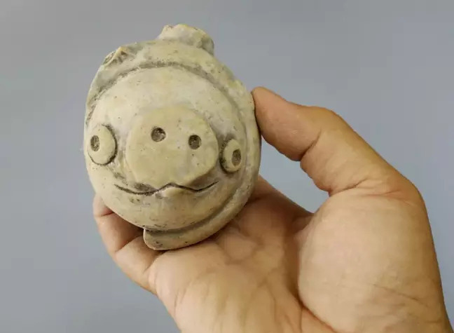 Món đồ chơi cổ đại 3000 năm tuổi giống hệt chú lợn trong Angry Birds - Ảnh 1.