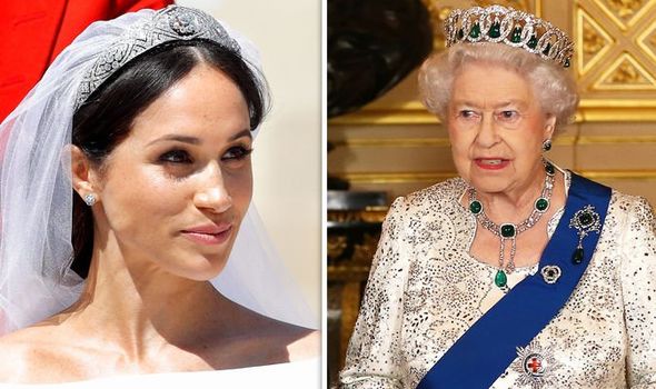 Sách mới về nhà Sussex tiết lộ sự thật đằng sau tranh cãi giữa Meghan với Nữ hoàng về chiếc vương miện không được phép dùng trong hôn lễ hoàng gia - Ảnh 1.