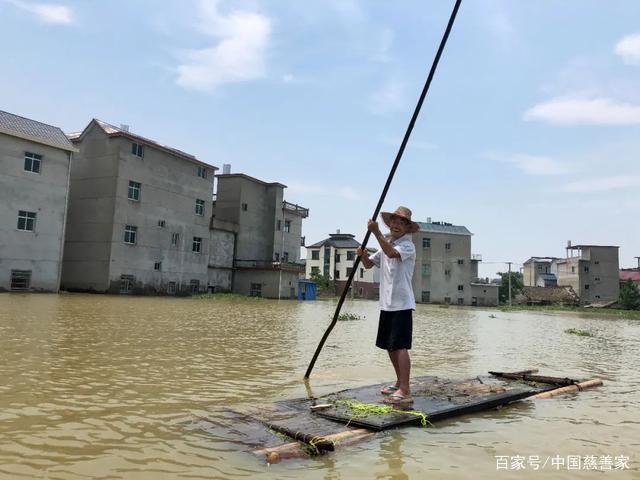 Người TQ: Lũ dâng từ bắp chân đến ngực trong 3 phút, cuộc sống như trở lại những năm 90  - Ảnh 1.