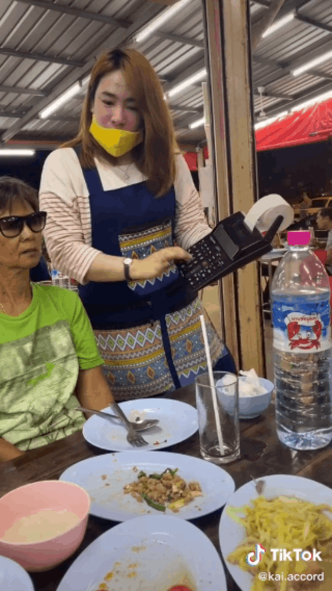 Bấm máy tính tiền “nhanh hơn tốc độ ánh sáng”, một quán ăn ở Thái Lan khiến dân mạng nghi ngờ vì “diễn quá lố”? - Ảnh 3.