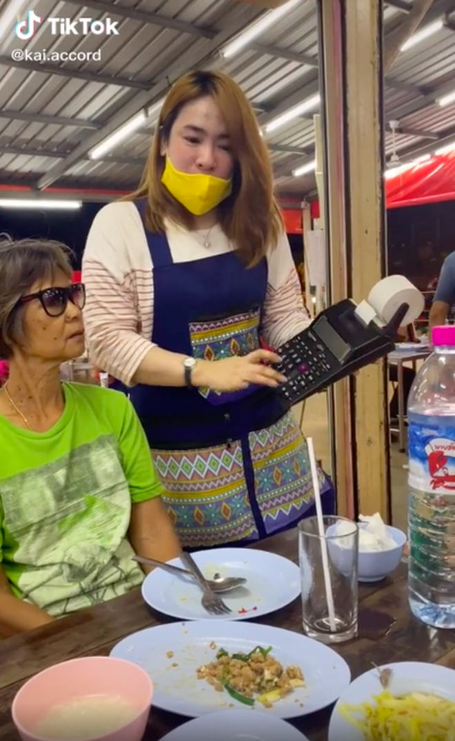 Bấm máy tính tiền “nhanh hơn tốc độ ánh sáng”, một quán ăn ở Thái Lan khiến dân mạng nghi ngờ vì “diễn quá lố”? - Ảnh 4.