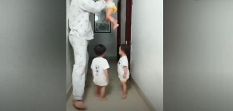 Rửa chân cho con để đi ngủ mà mãi không xong, bất ngờ nhìn xuống chân người bố thấy cảnh tượng này ai cũng hiểu lý do - Ảnh 1.