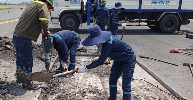 Giám sát viên biến mất, đài không lưu không gọi được công nhân sửa đường lăn sân bay Nội Bài - Ảnh 1.