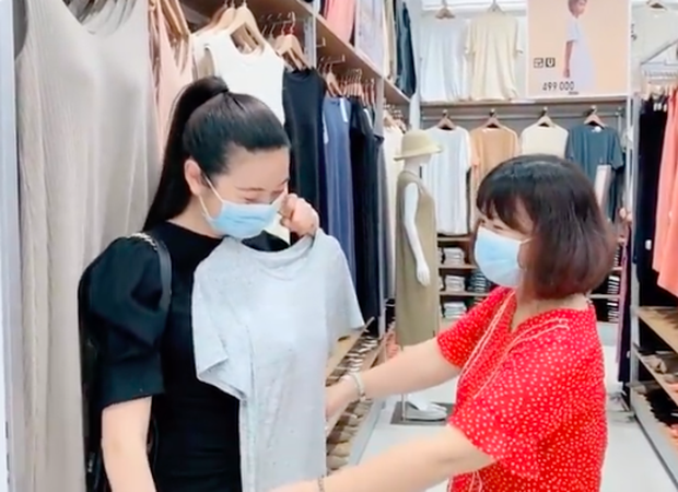 Chưa ch&iacute;nh thức l&ecirc;n xe hoa, Thu&yacute; V&acirc;n đ&atilde; được mẹ chồng nu&ocirc;ng chiều hết mực: Sướng nhất n&agrave;ng d&acirc;u m&ugrave;a h&egrave; rồi! - Ảnh 1.