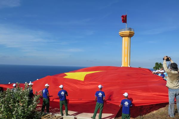 Hàng ngàn người dự Lễ thượng cờ trên quê hương Hải đội Hoàng Sa - Ảnh 2.