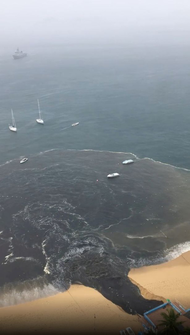MXH lan truyền hình ảnh dòng nước thải đen ngòm đổ thẳng ra bãi biển nổi tiếng khiến dư luận hoang mang tột độ - Ảnh 2.