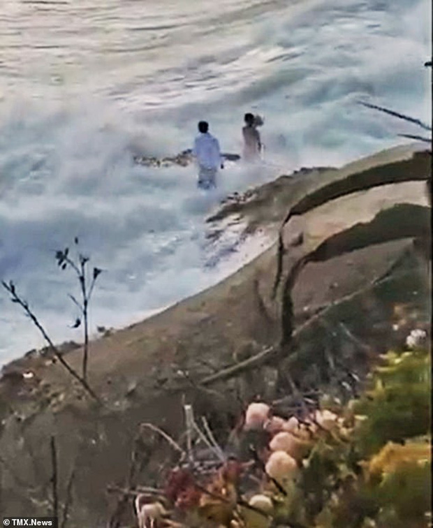 Ra bãi biển chụp ảnh cưới, cô dâu chú rể bị sóng cuốn phăng ra biển, khoảnh khắc con sóng lớn ập đến khiến mọi người thót tim - Ảnh 3.