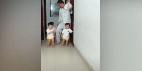 Rửa chân cho con để đi ngủ mà mãi không xong, bất ngờ nhìn xuống chân người bố thấy cảnh tượng này ai cũng hiểu lý do - Ảnh 4.