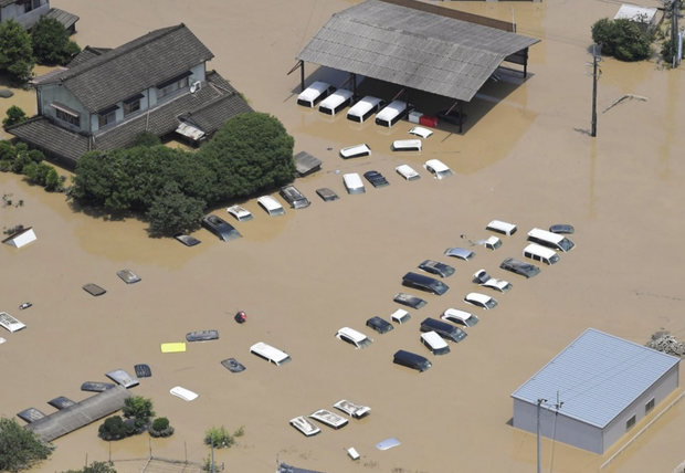Mưa lớn kỉ lục gây lũ lụt nghiêm trọng ở Nhật Bản: Nhà cửa chìm trong biển nước, người dân phải trèo lên mái chờ giải cứu - Ảnh 6.