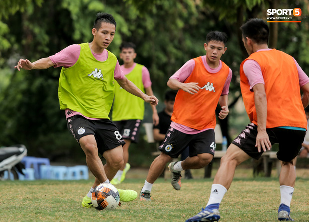 Quang Hải chưa hết chấn thương đã lại gặp bệnh, ngồi lẻ loi xem đồng đội tập luyện trước trận derby Hà Nội - Ảnh 7.