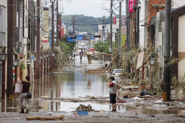 Mưa lớn kỉ lục gây lũ lụt nghiêm trọng ở Nhật Bản: Nhà cửa chìm trong biển nước, người dân phải trèo lên mái chờ giải cứu - Ảnh 8.
