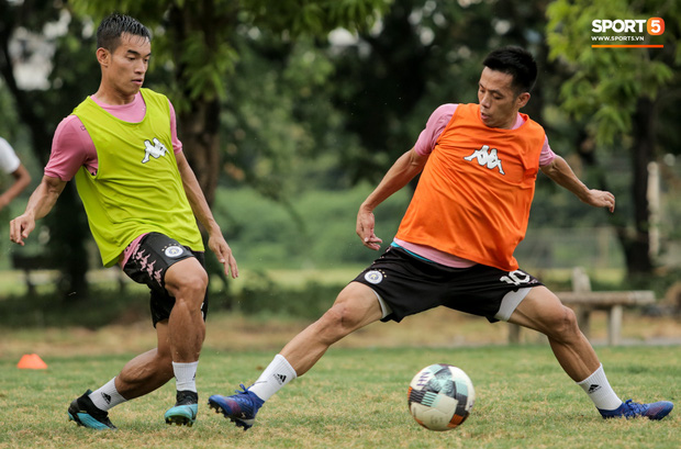 Quang Hải chưa hết chấn thương đã lại gặp bệnh, ngồi lẻ loi xem đồng đội tập luyện trước trận derby Hà Nội - Ảnh 8.