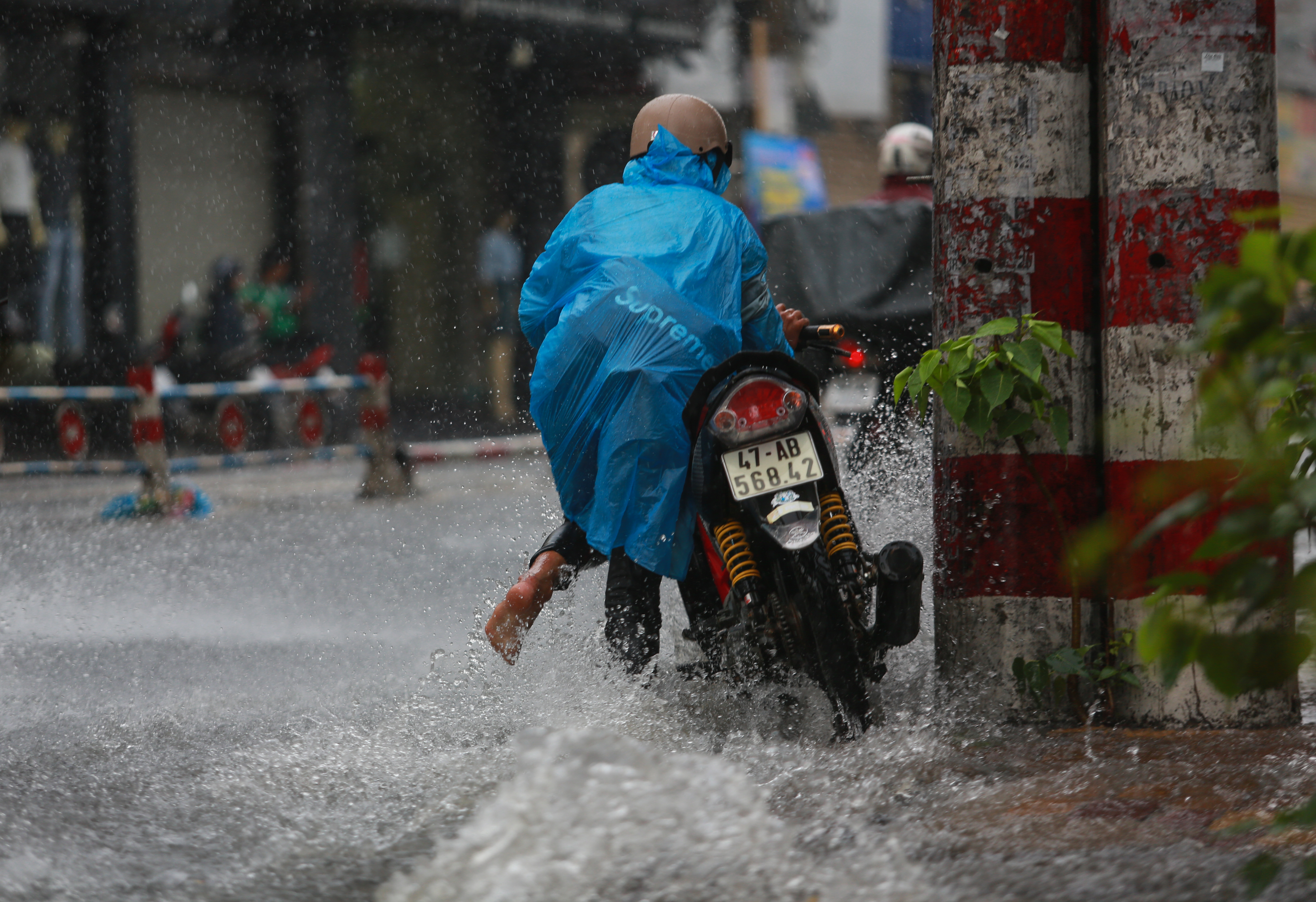 [ẢNH] Nước chảy xiết kéo nhiều xe máy đổ nhào giữa phố Sài Gòn, người dân dắt bộ cho an toàn - Ảnh 8.