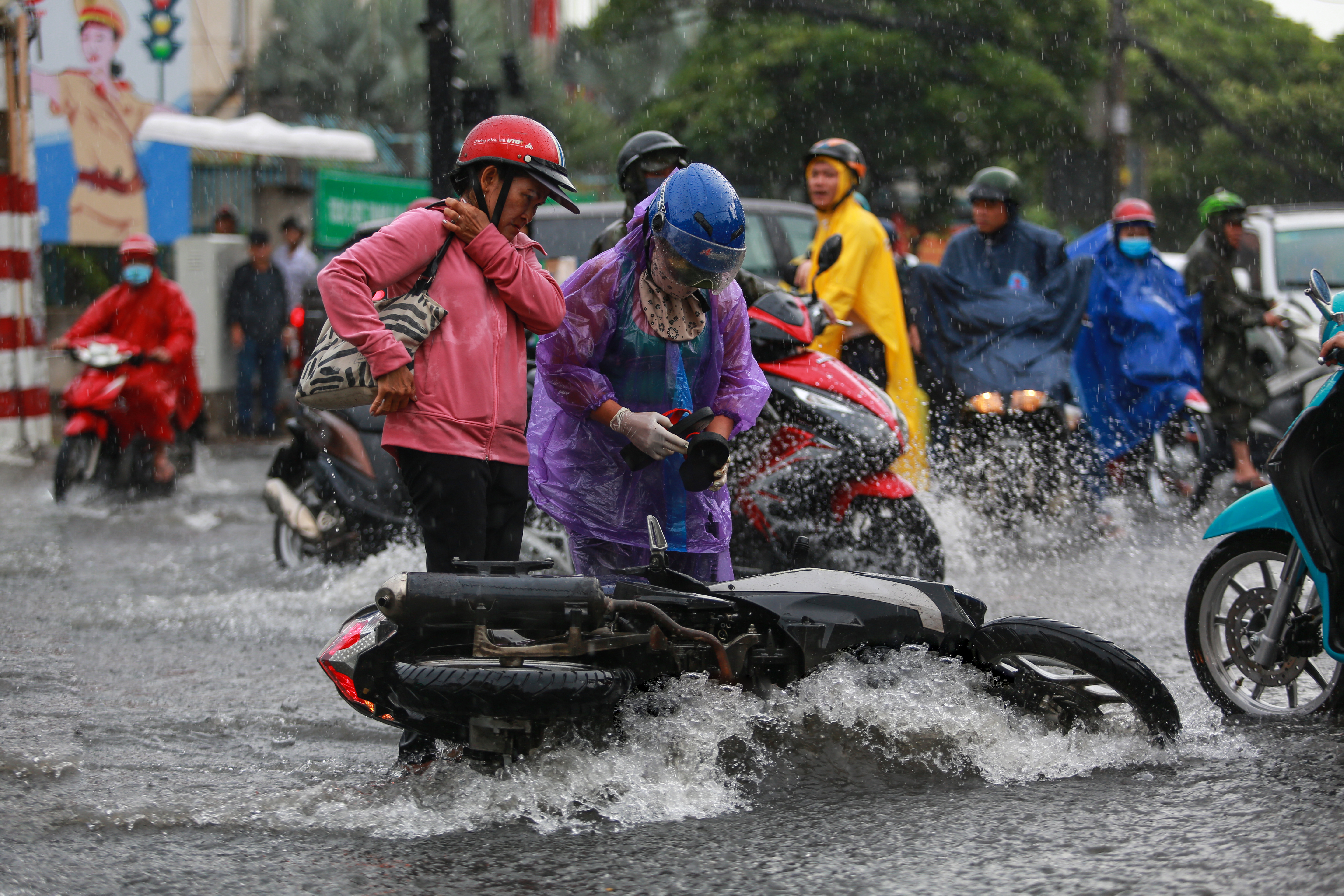 [ẢNH] Nước chảy xiết kéo nhiều xe máy đổ nhào giữa phố Sài Gòn, người dân dắt bộ cho an toàn - Ảnh 5.