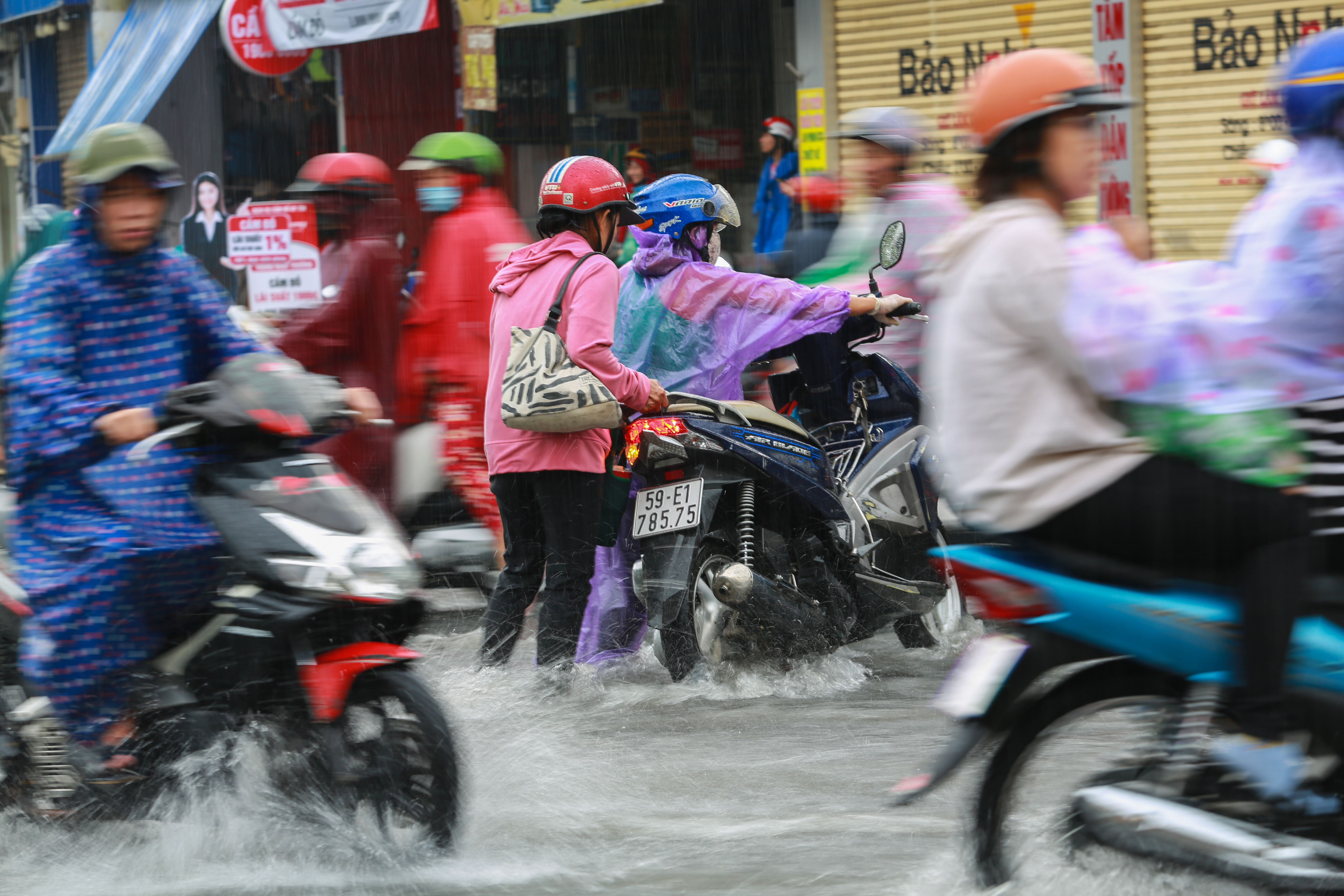 [ẢNH] Nước chảy xiết kéo nhiều xe máy đổ nhào giữa phố Sài Gòn, người dân dắt bộ cho an toàn - Ảnh 6.