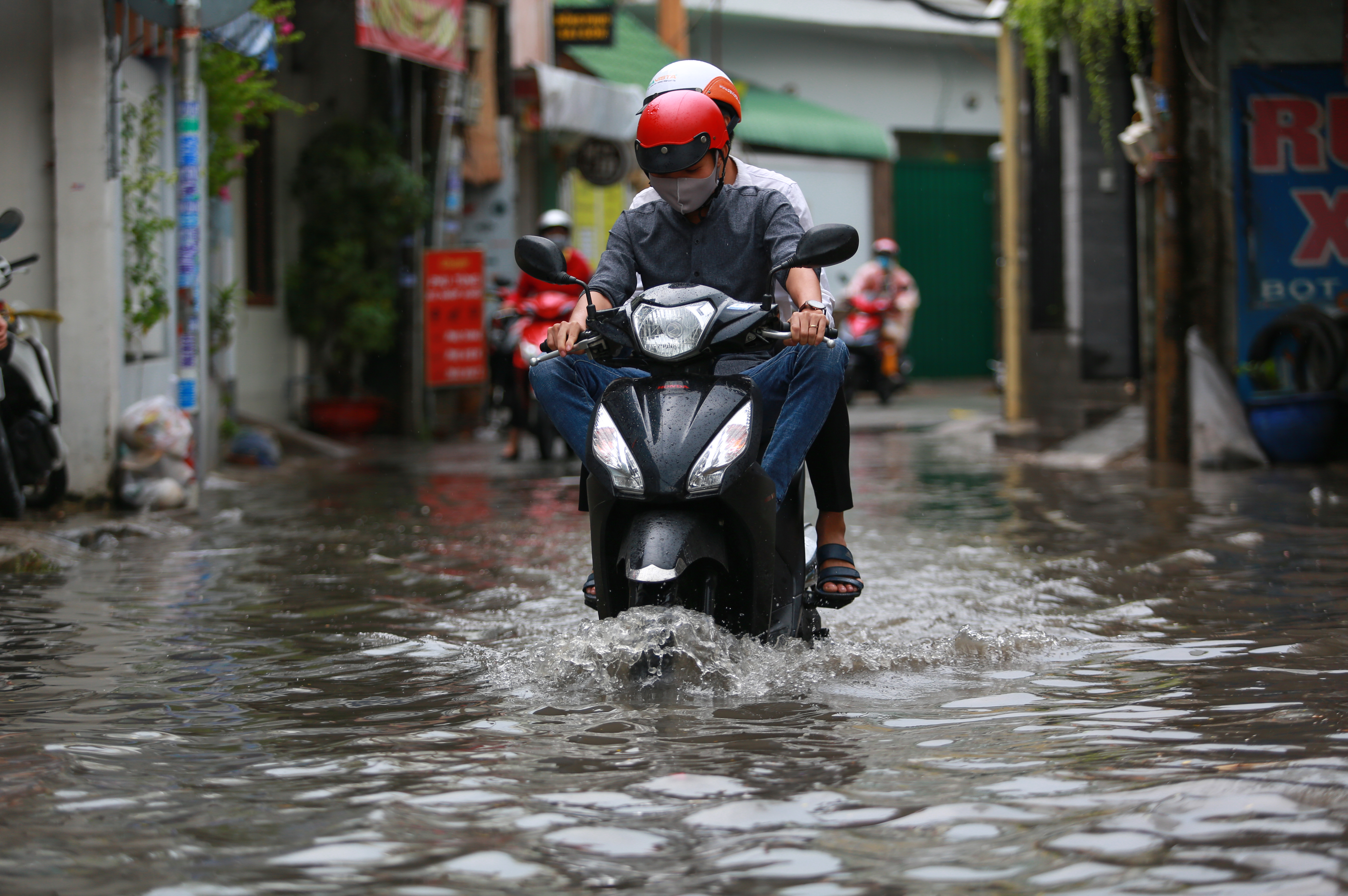 [ẢNH] Nước chảy xiết kéo nhiều xe máy đổ nhào giữa phố Sài Gòn, người dân dắt bộ cho an toàn - Ảnh 10.
