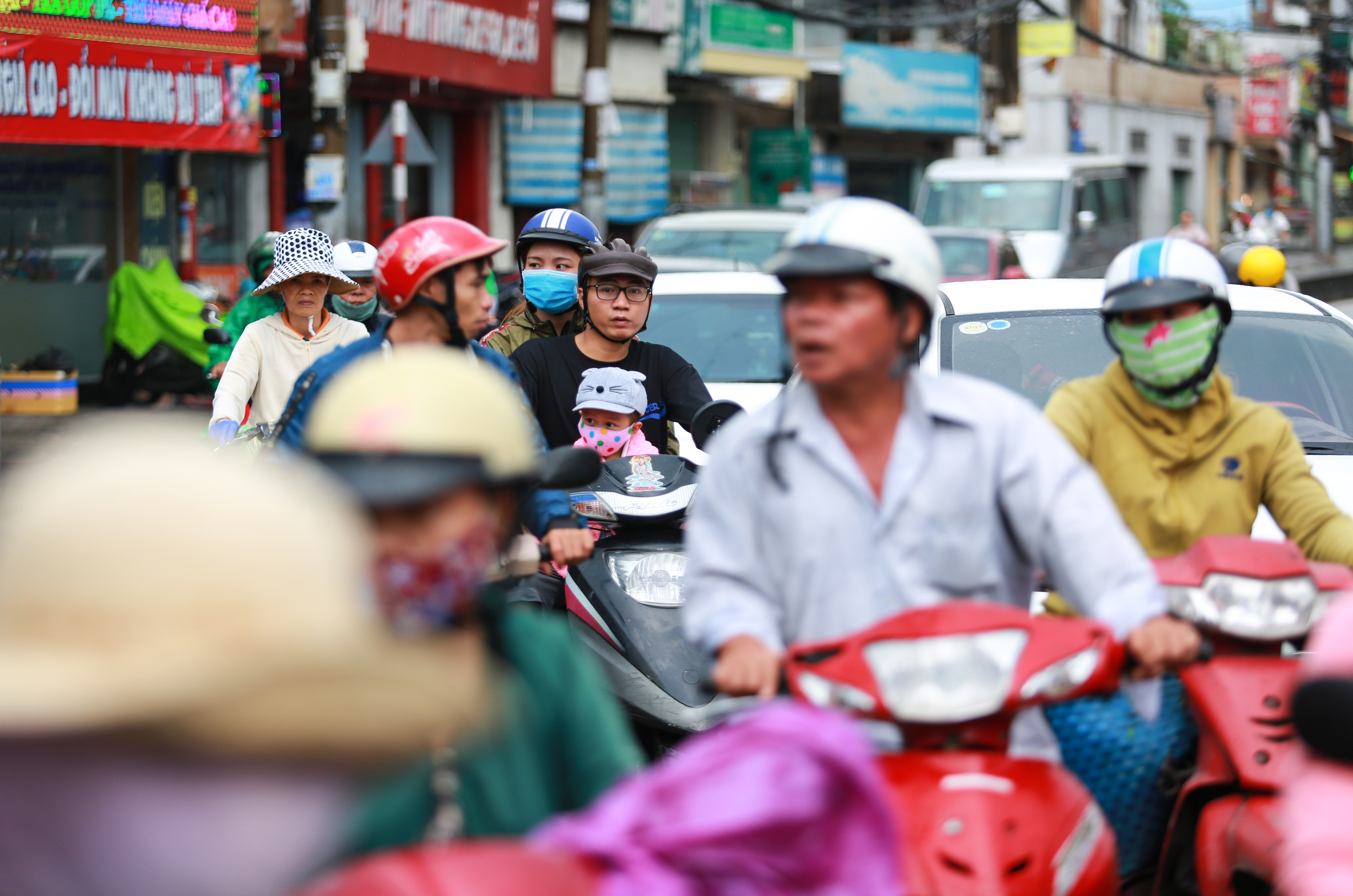 [ẢNH] Nước chảy xiết kéo nhiều xe máy đổ nhào giữa phố Sài Gòn, người dân dắt bộ cho an toàn - Ảnh 12.