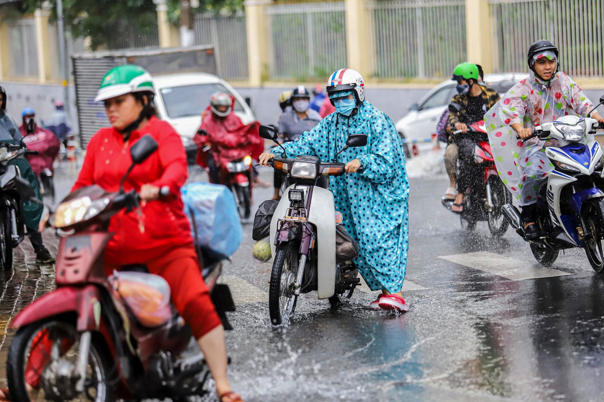 [ẢNH] Nước chảy xiết kéo nhiều xe máy đổ nhào giữa phố Sài Gòn, người dân dắt bộ cho an toàn - Ảnh 7.