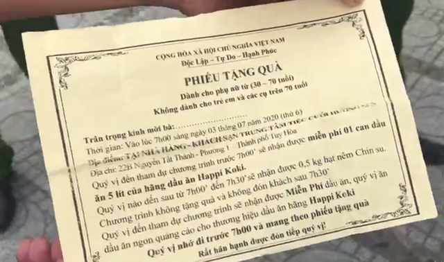 Cả trăm phụ nữ ở hội trường chạy ào lên mua hàng tri ân, sau mới té ngửa khi biết sập bẫy - Ảnh 1.