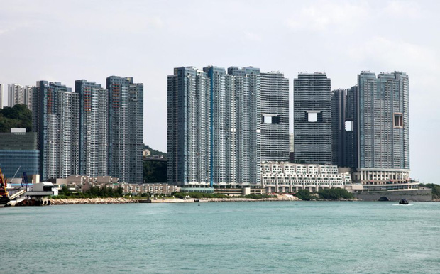 Một phút khó hiểu: Tại sao các tòa nhà cao tầng ở Hong Kong lại hay có “lỗ thủng” ở giữa vậy nhỉ? - Ảnh 1.