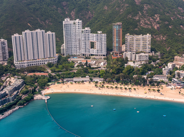 Một phút khó hiểu: Tại sao các tòa nhà cao tầng ở Hong Kong lại hay có “lỗ thủng” ở giữa vậy nhỉ? - Ảnh 2.