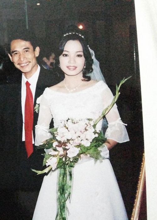 Những nghệ sĩ Việt lấy vợ kém nhiều tuổi, cách biệt lớn nhất là 44 năm - Ảnh 3.