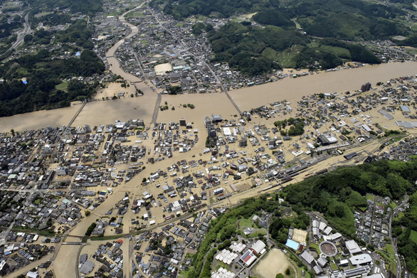 Chùm ảnh lũ lụt ở Nhật Bản: Nhấn chìm viện dưỡng lão, nuốt chửng nhà dân, cụ bà 78 tuổi ngụp lặn trong nước cùng chồng thoát chết thần kỳ - Ảnh 1.