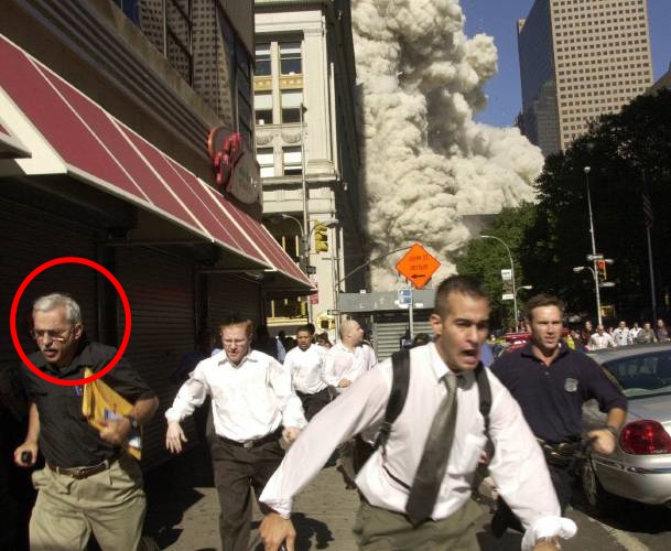 Người đàn ông trong bức ảnh thoát khỏi tay Tử thần nổi tiếng chụp hồi khủng bố Mỹ 19 năm về trước nay lại mất mạng trong thảm kịch khác - Ảnh 2.